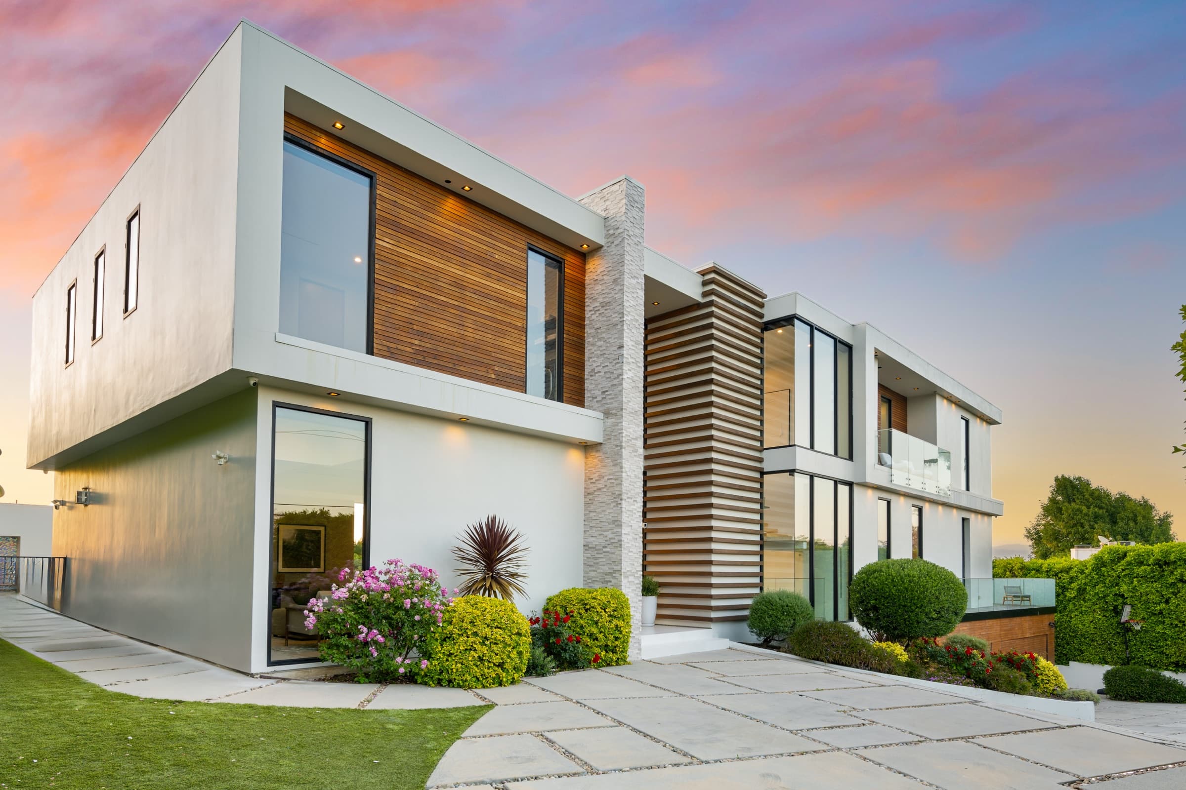 Casa moderna al atardecer