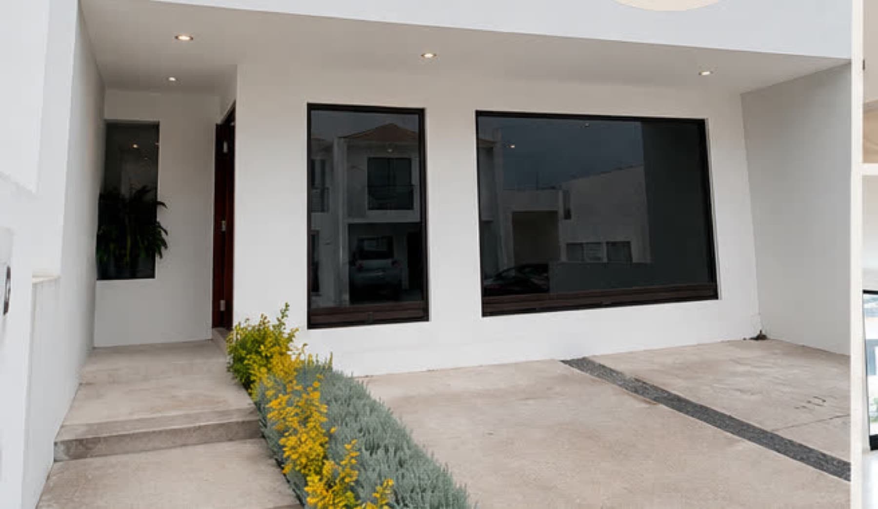 Fachada con jardín de acceso