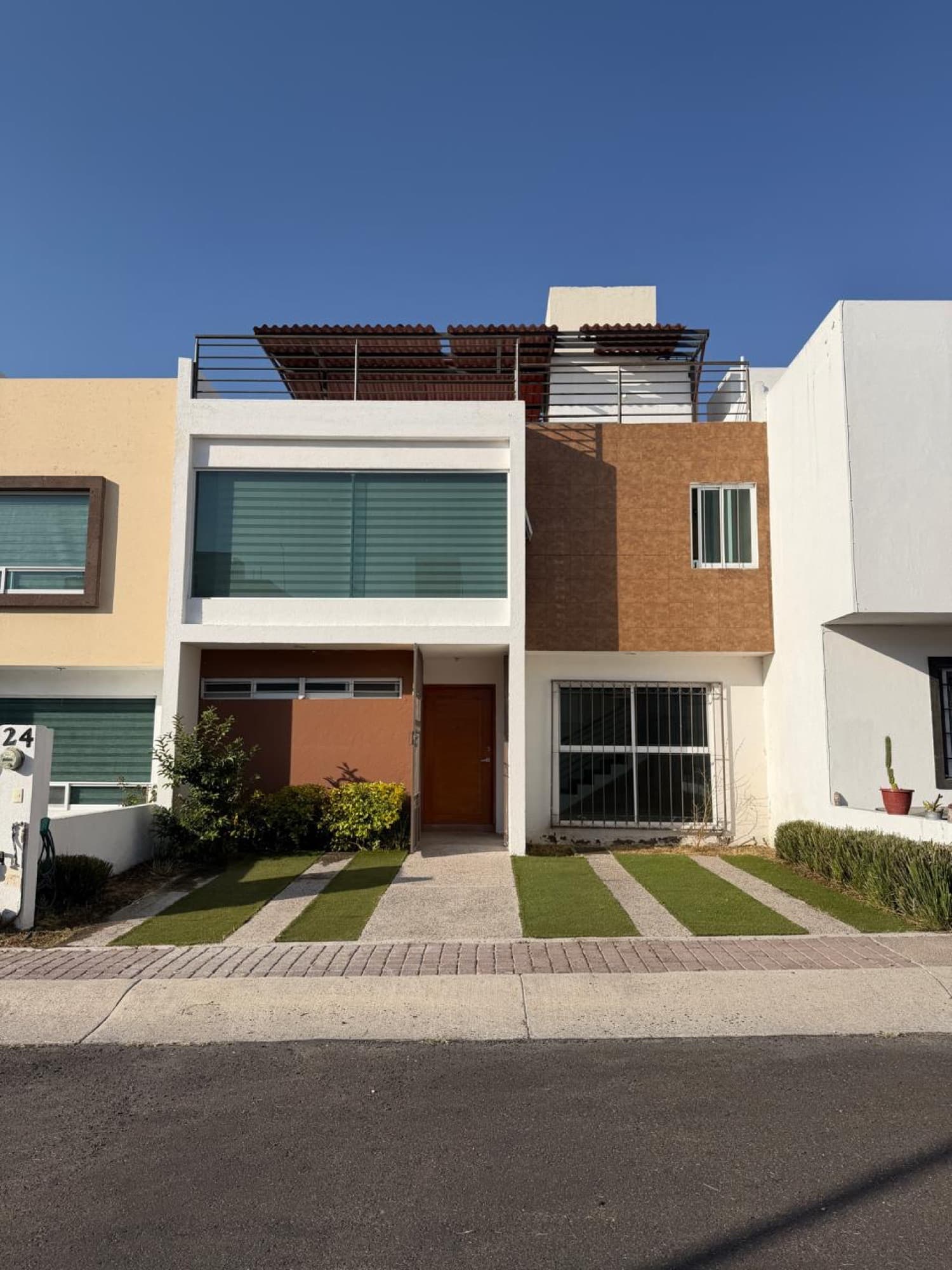 Fachada de la casa moderna en Querétaro a plena luz del día