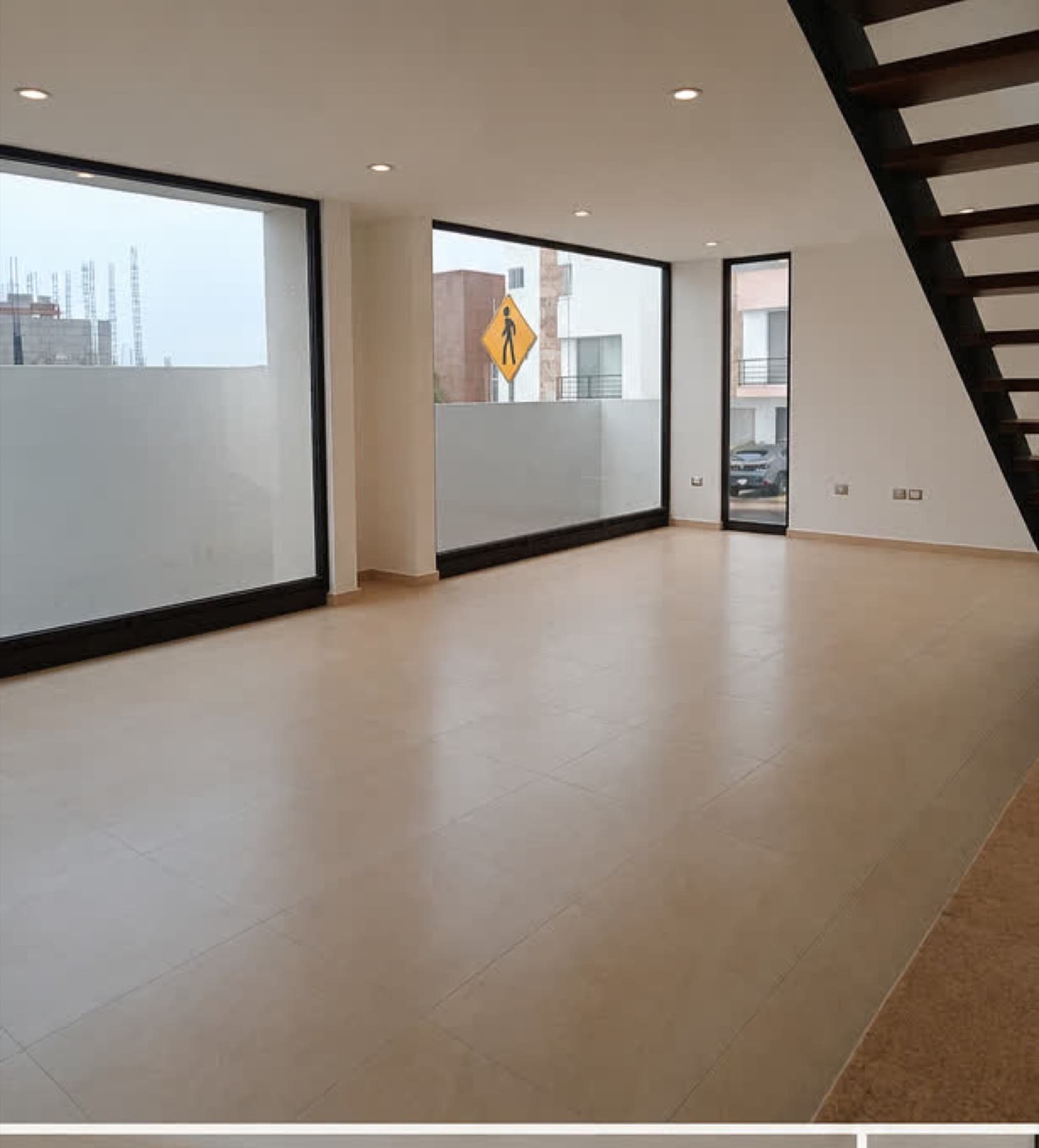 Sala amplia con ventanales de piso a techo